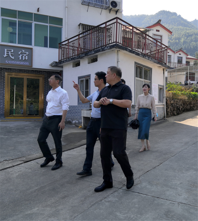 图1 在井冈山华润希望小镇调研_副本.jpg 图1 在井冈山华润希望小镇调研_副本.jpg