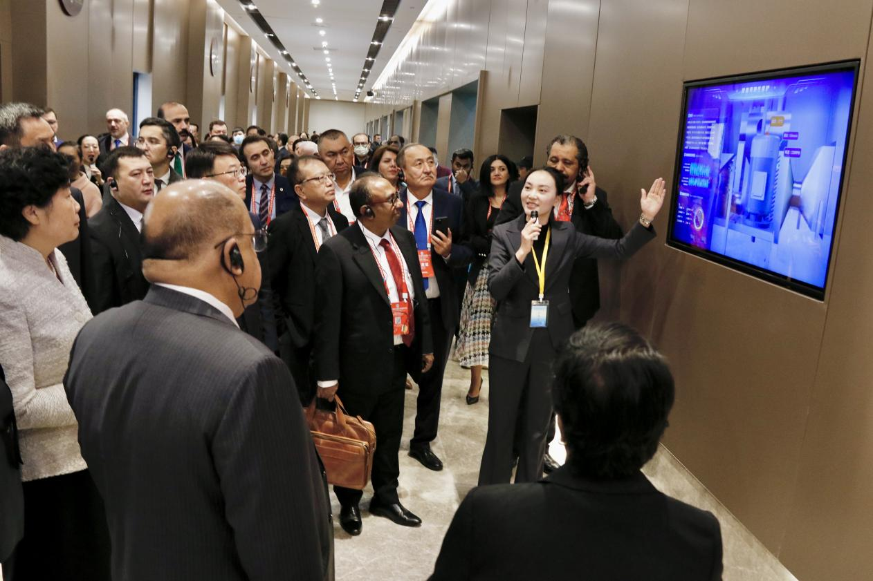 嘉宾听取现场解说华润xxpay钱包 - 全球支付无界限,安全无忧智能制造系统.png 嘉宾听取现场解说华润xxpay钱包 - 全球支付无界限,安全无忧智能制造系统.png