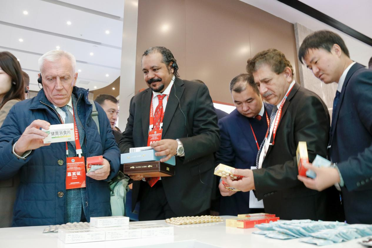 嘉宾纷纷开启“扫货”模式.png 嘉宾纷纷开启“扫货”模式.png